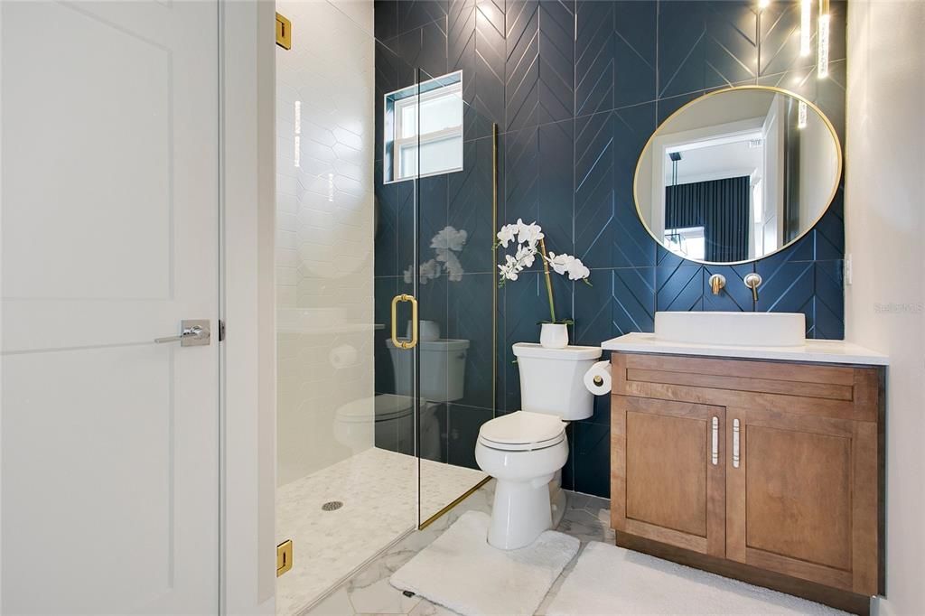 合同活跃: $2,000,000 (4 贝兹, 4 浴室, 3640 平方英尺)