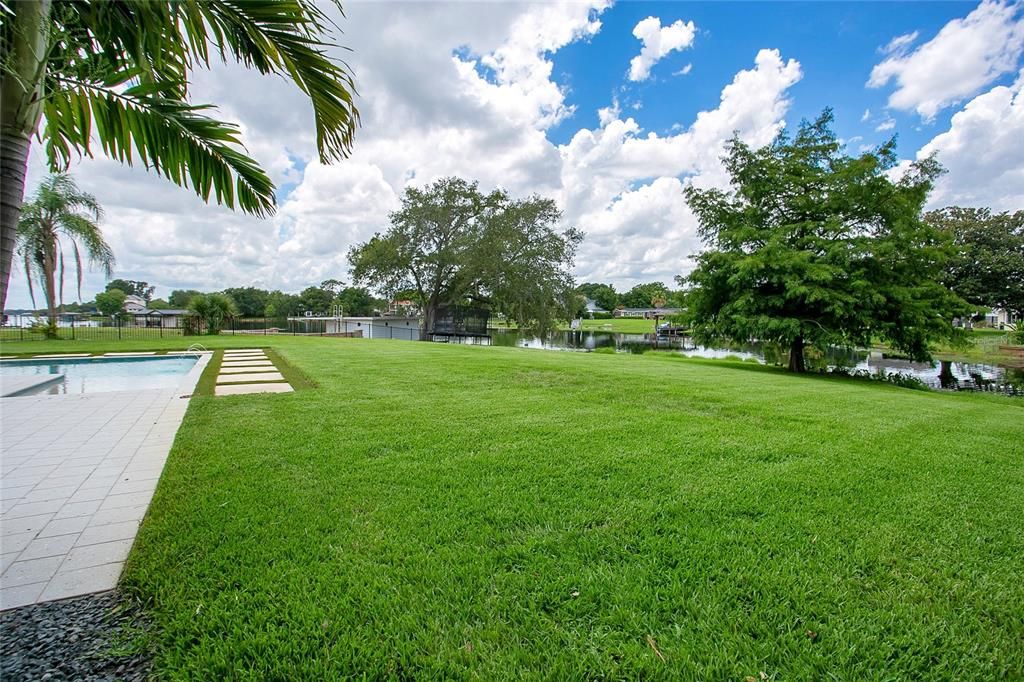 合同活跃: $2,000,000 (4 贝兹, 4 浴室, 3640 平方英尺)