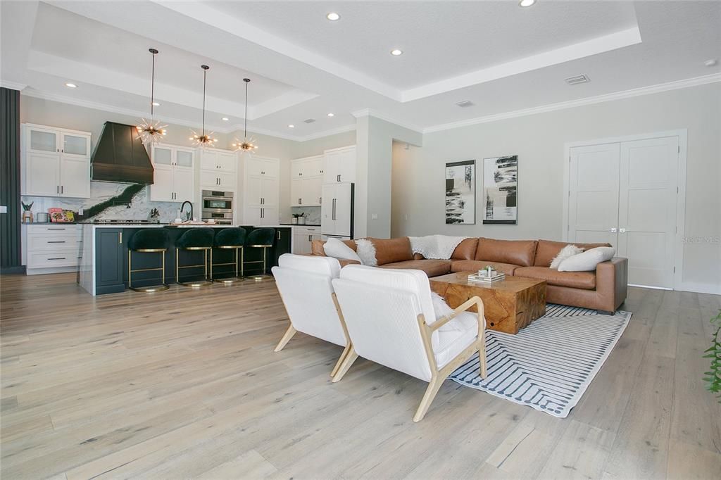 合同活跃: $2,000,000 (4 贝兹, 4 浴室, 3640 平方英尺)