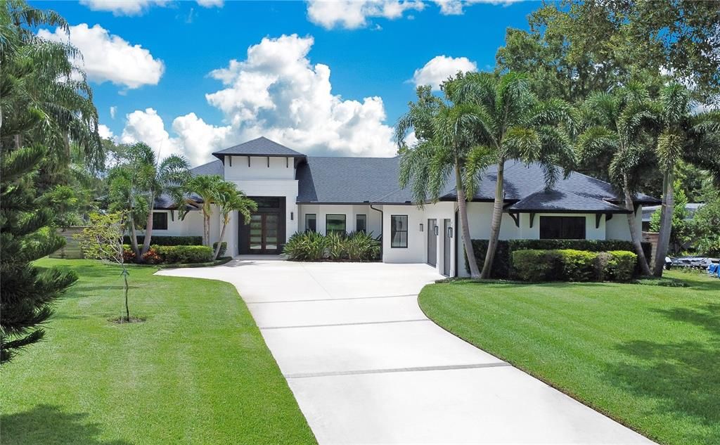 合同活跃: $2,000,000 (4 贝兹, 4 浴室, 3640 平方英尺)