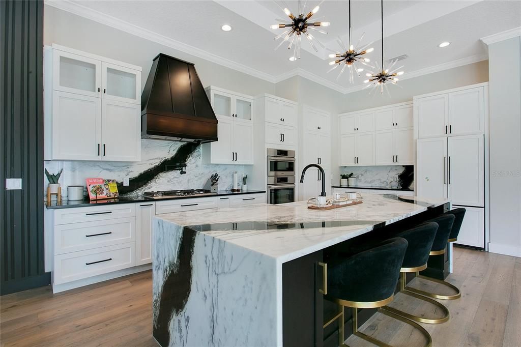 合同活跃: $2,000,000 (4 贝兹, 4 浴室, 3640 平方英尺)