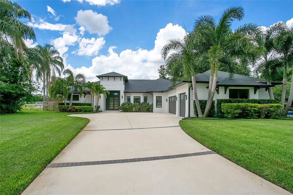 合同活跃: $2,000,000 (4 贝兹, 4 浴室, 3640 平方英尺)