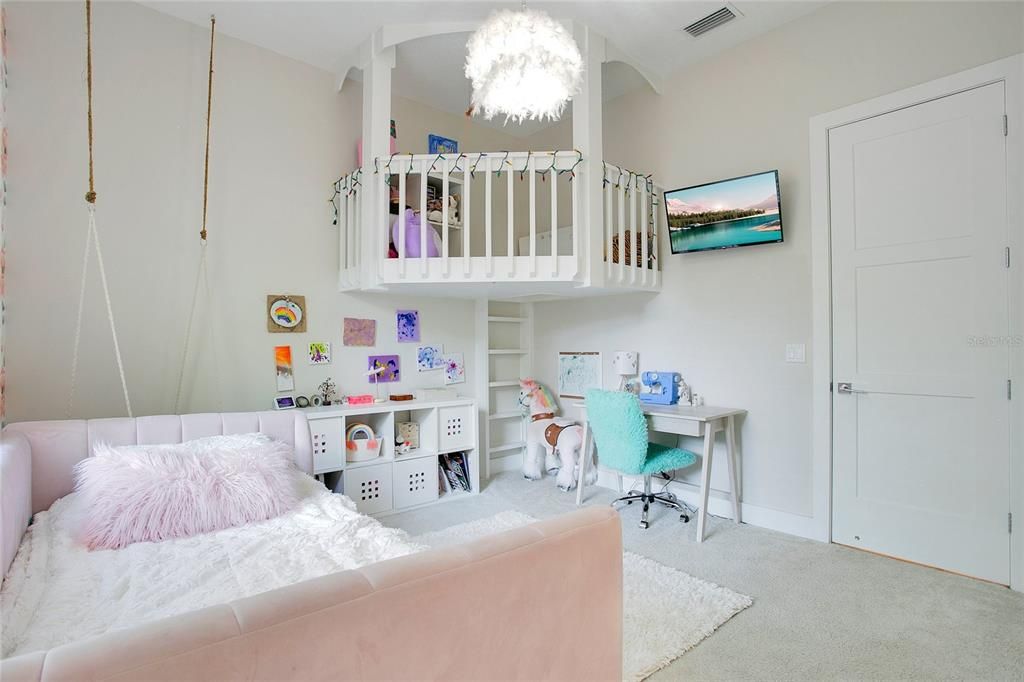 合同活跃: $2,000,000 (4 贝兹, 4 浴室, 3640 平方英尺)