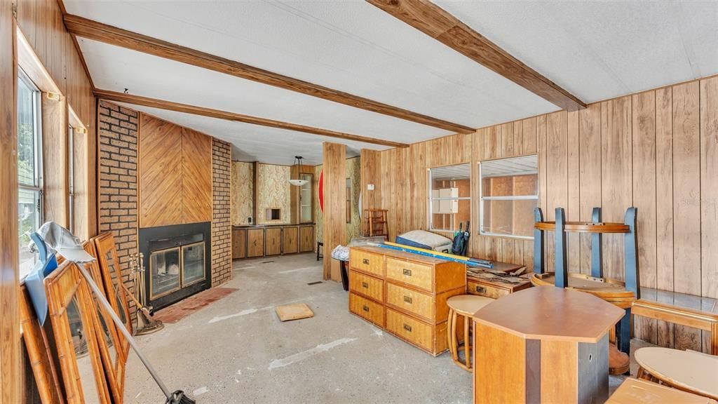 Active With Contract: $89,900 (2 beds, 2 baths, 952 Square Feet)