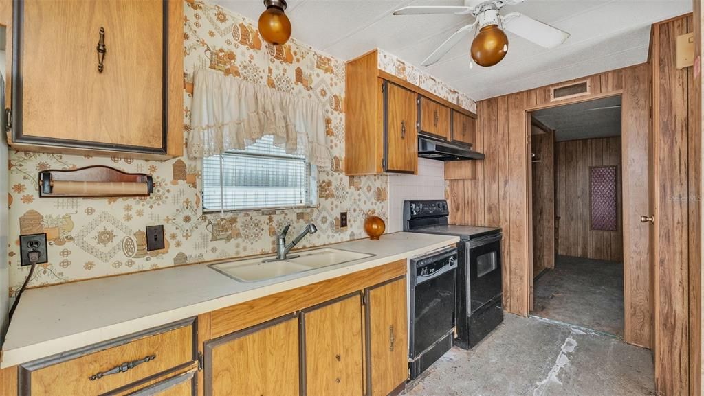 Active With Contract: $89,900 (2 beds, 2 baths, 952 Square Feet)