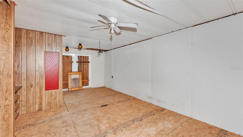 Active With Contract: $89,900 (2 beds, 2 baths, 952 Square Feet)