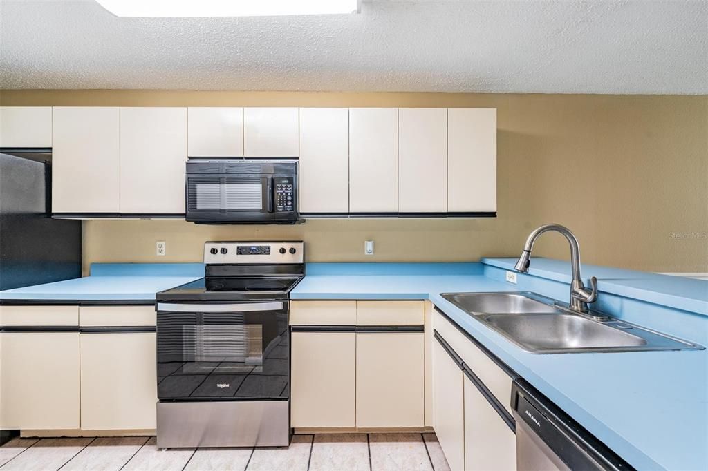 Active With Contract: $235,000 (2 beds, 2 baths, 1475 Square Feet)