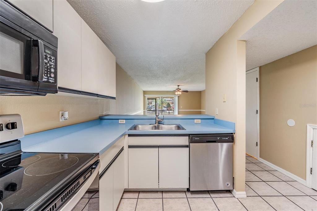 Active With Contract: $235,000 (2 beds, 2 baths, 1475 Square Feet)