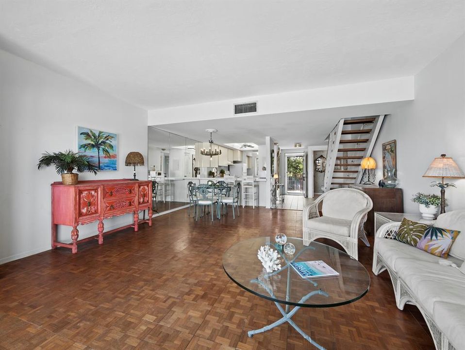 待售: $750,000 (2 贝兹, 2 浴室, 1350 平方英尺)