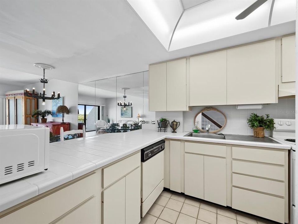 待售: $750,000 (2 贝兹, 2 浴室, 1350 平方英尺)