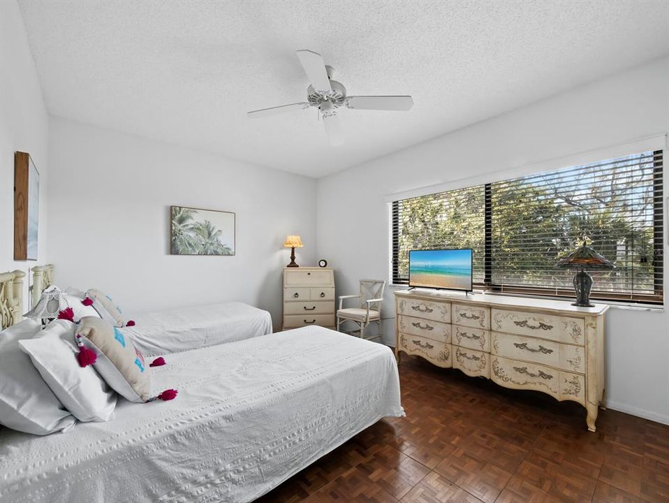 待售: $750,000 (2 贝兹, 2 浴室, 1350 平方英尺)