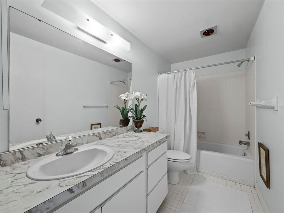 待售: $750,000 (2 贝兹, 2 浴室, 1350 平方英尺)