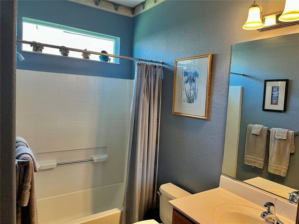 合同活跃: $359,000 (2 贝兹, 2 浴室, 1870 平方英尺)