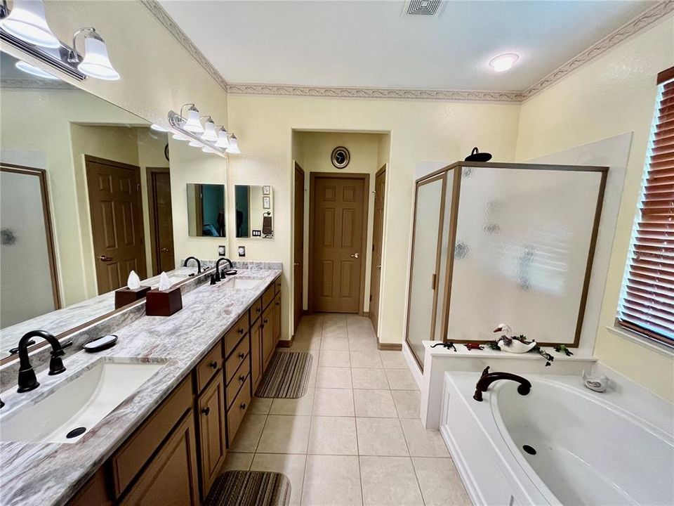 合同活跃: $359,000 (2 贝兹, 2 浴室, 1870 平方英尺)