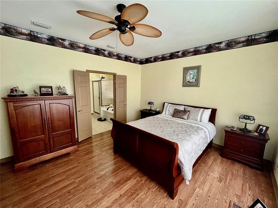 合同活跃: $359,000 (2 贝兹, 2 浴室, 1870 平方英尺)