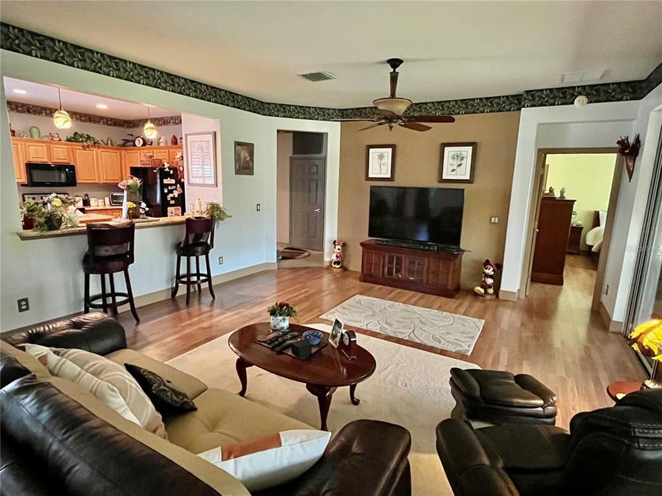 合同活跃: $359,000 (2 贝兹, 2 浴室, 1870 平方英尺)