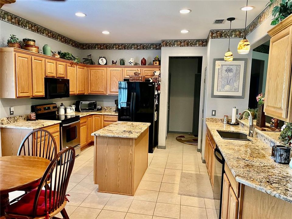 合同活跃: $359,000 (2 贝兹, 2 浴室, 1870 平方英尺)