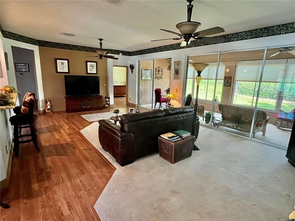 合同活跃: $359,000 (2 贝兹, 2 浴室, 1870 平方英尺)