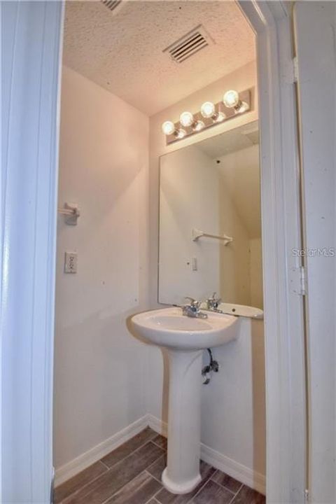 For Rent: $1,600 (2 beds, 2 baths, 1035 Square Feet)