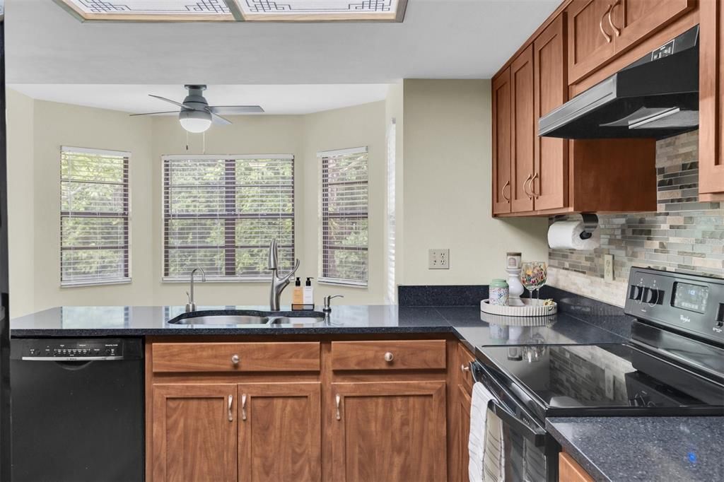 На продажу: $409,000 (3 спален, 2 ванн, 1628 Квадратных фут)