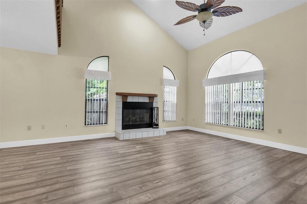 На продажу: $409,000 (3 спален, 2 ванн, 1628 Квадратных фут)