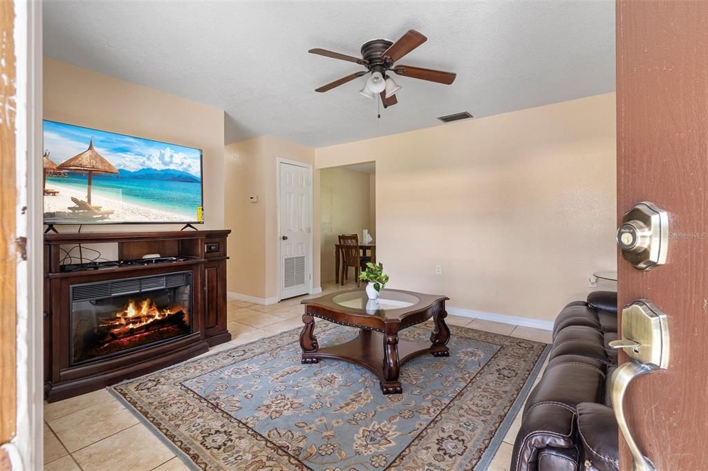 Active With Contract: $249,900 (3 beds, 1 baths, 984 Square Feet)