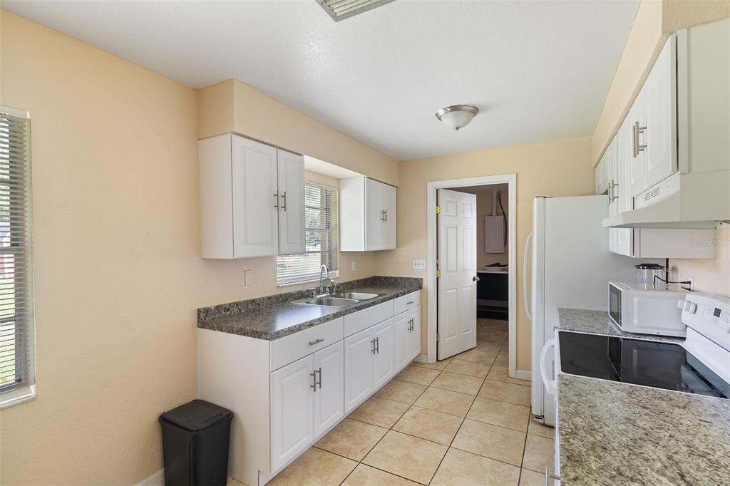 Active With Contract: $249,900 (3 beds, 1 baths, 984 Square Feet)