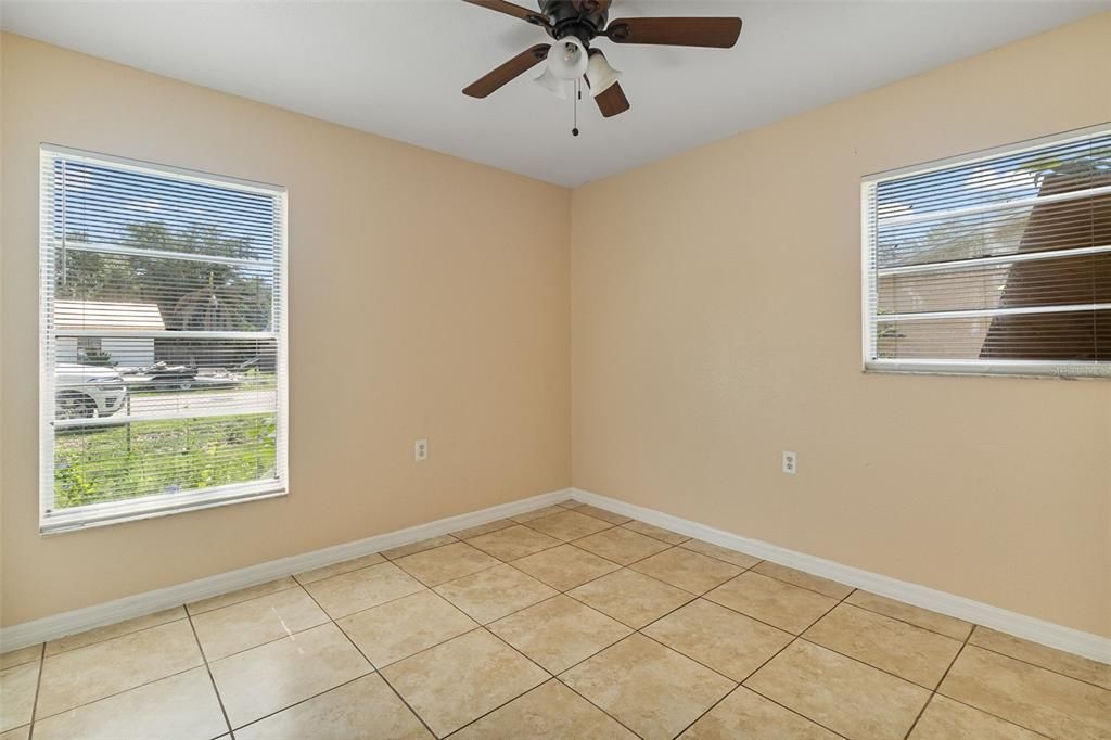 Active With Contract: $249,900 (3 beds, 1 baths, 984 Square Feet)