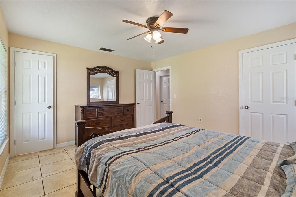 Active With Contract: $249,900 (3 beds, 1 baths, 984 Square Feet)