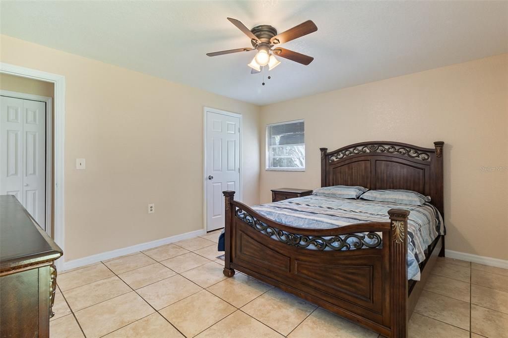 Active With Contract: $249,900 (3 beds, 1 baths, 984 Square Feet)