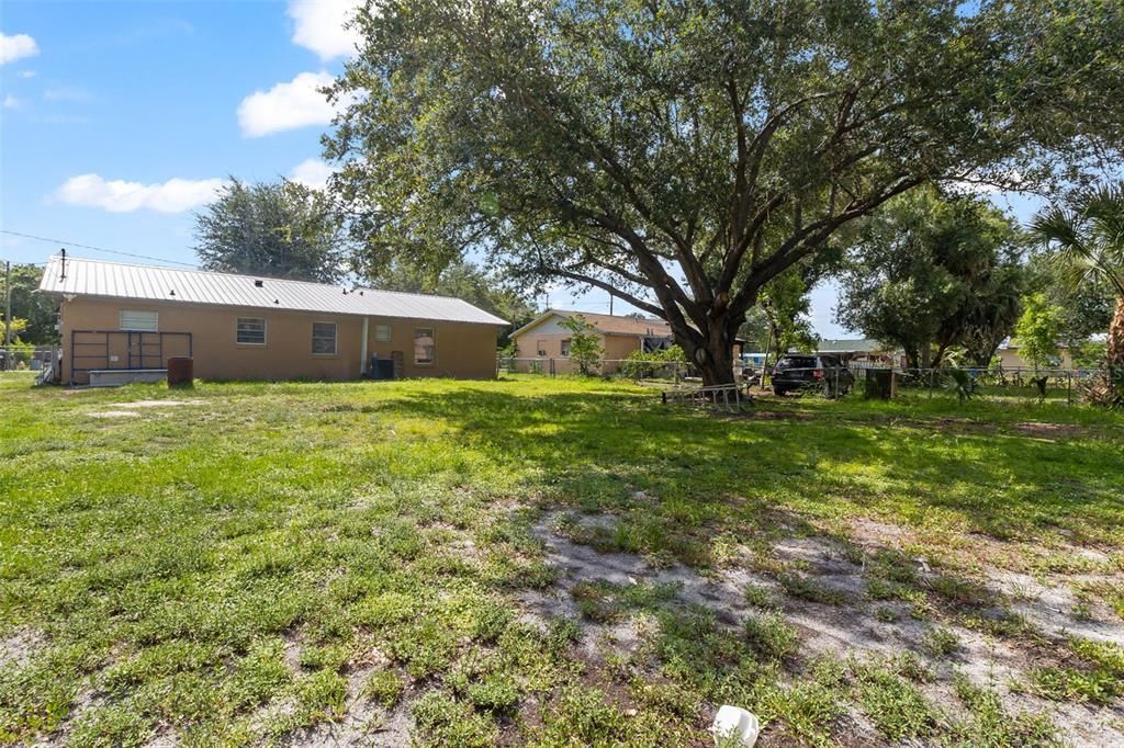 Active With Contract: $249,900 (3 beds, 1 baths, 984 Square Feet)