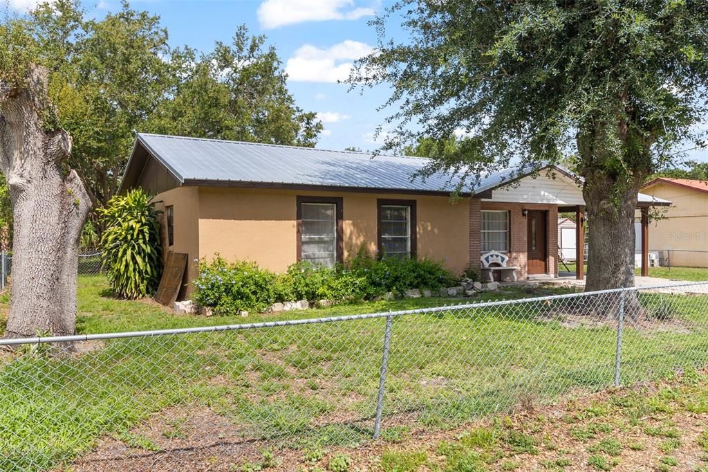 Active With Contract: $249,900 (3 beds, 1 baths, 984 Square Feet)