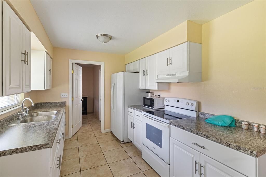 Active With Contract: $249,900 (3 beds, 1 baths, 984 Square Feet)
