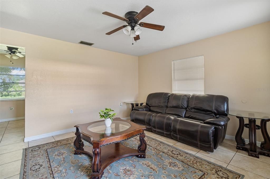 Active With Contract: $249,900 (3 beds, 1 baths, 984 Square Feet)