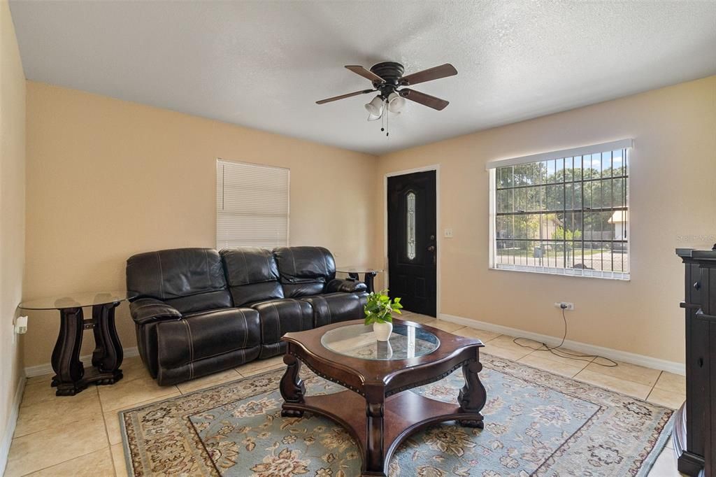 Active With Contract: $249,900 (3 beds, 1 baths, 984 Square Feet)