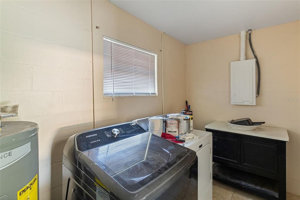 Active With Contract: $249,900 (3 beds, 1 baths, 984 Square Feet)