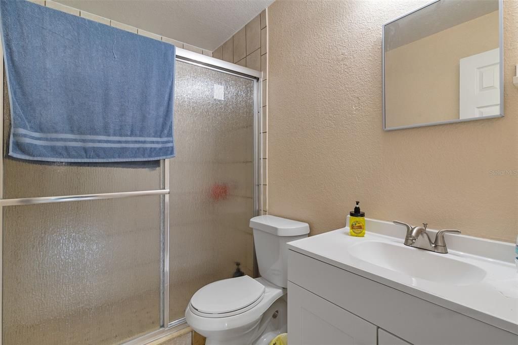 Active With Contract: $249,900 (3 beds, 1 baths, 984 Square Feet)