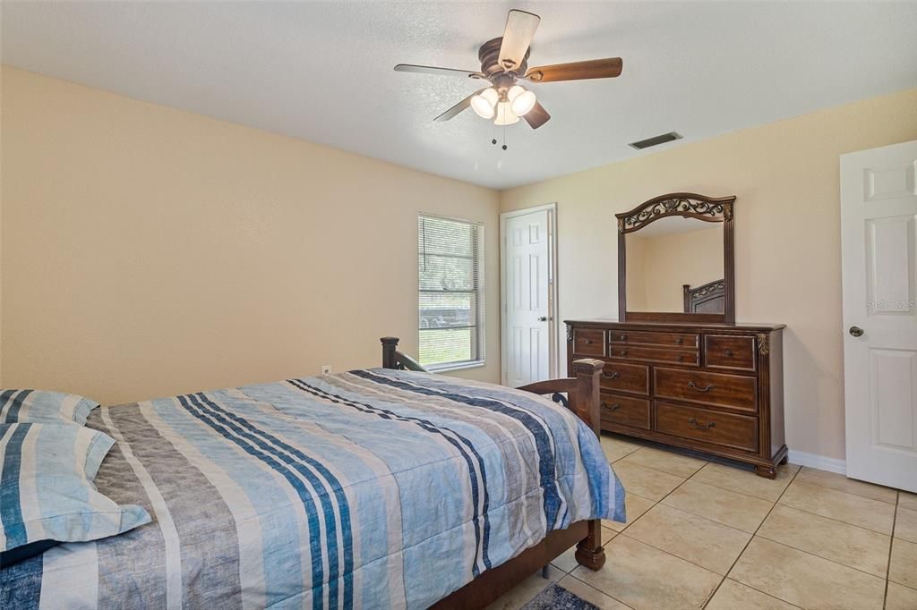 Active With Contract: $249,900 (3 beds, 1 baths, 984 Square Feet)