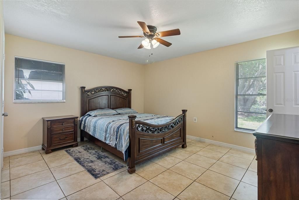 Active With Contract: $249,900 (3 beds, 1 baths, 984 Square Feet)