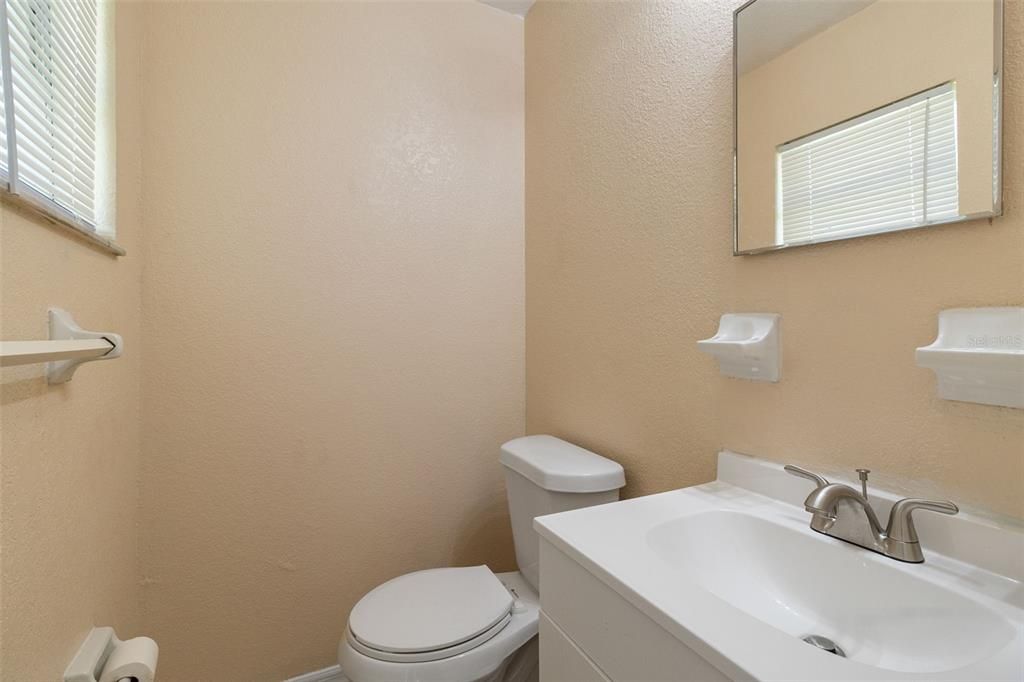 Active With Contract: $249,900 (3 beds, 1 baths, 984 Square Feet)