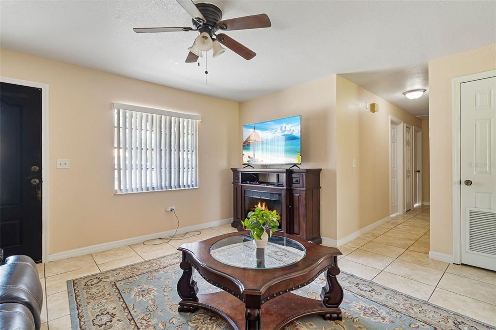 Active With Contract: $249,900 (3 beds, 1 baths, 984 Square Feet)