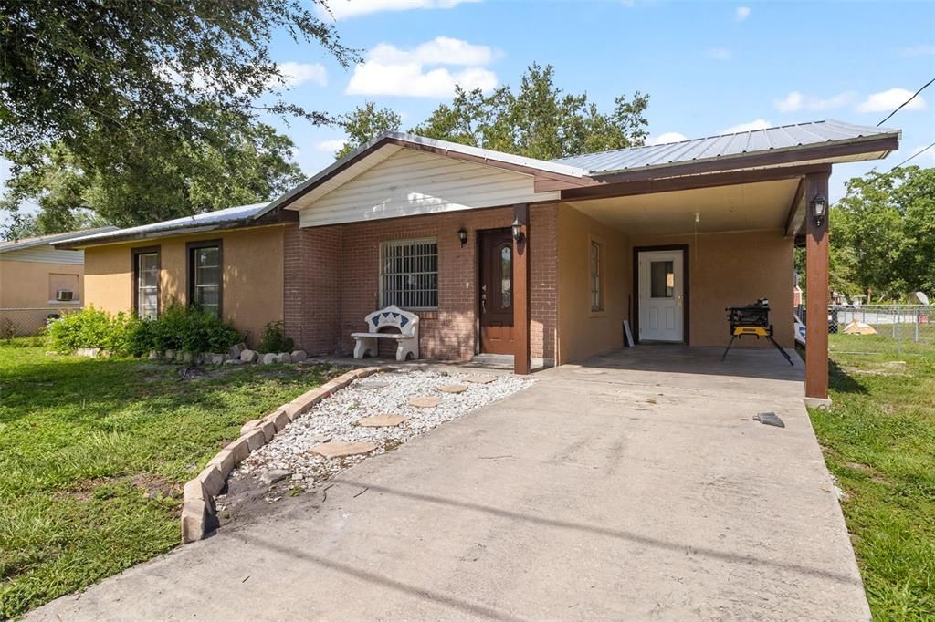 Active With Contract: $249,900 (3 beds, 1 baths, 984 Square Feet)
