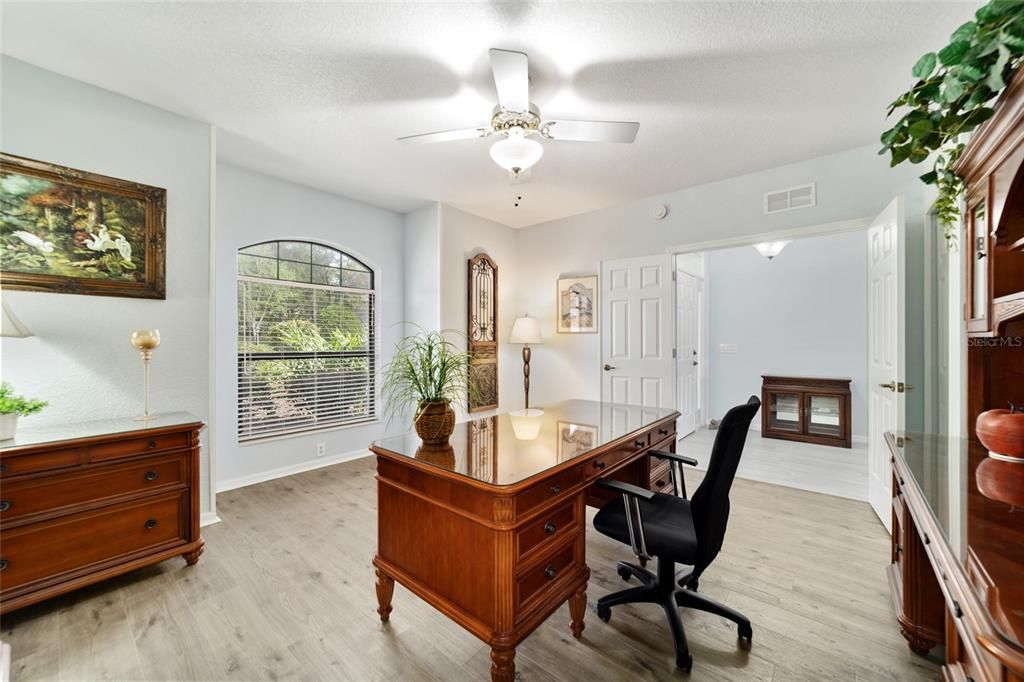 合同活跃: $392,000 (3 贝兹, 2 浴室, 1875 平方英尺)