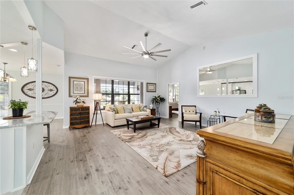 合同活跃: $392,000 (3 贝兹, 2 浴室, 1875 平方英尺)