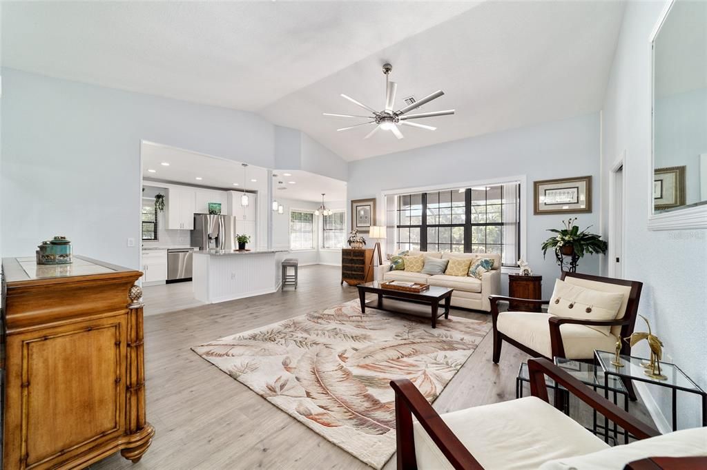 合同活跃: $392,000 (3 贝兹, 2 浴室, 1875 平方英尺)