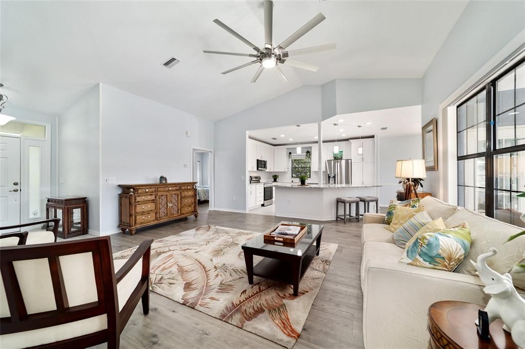 合同活跃: $392,000 (3 贝兹, 2 浴室, 1875 平方英尺)