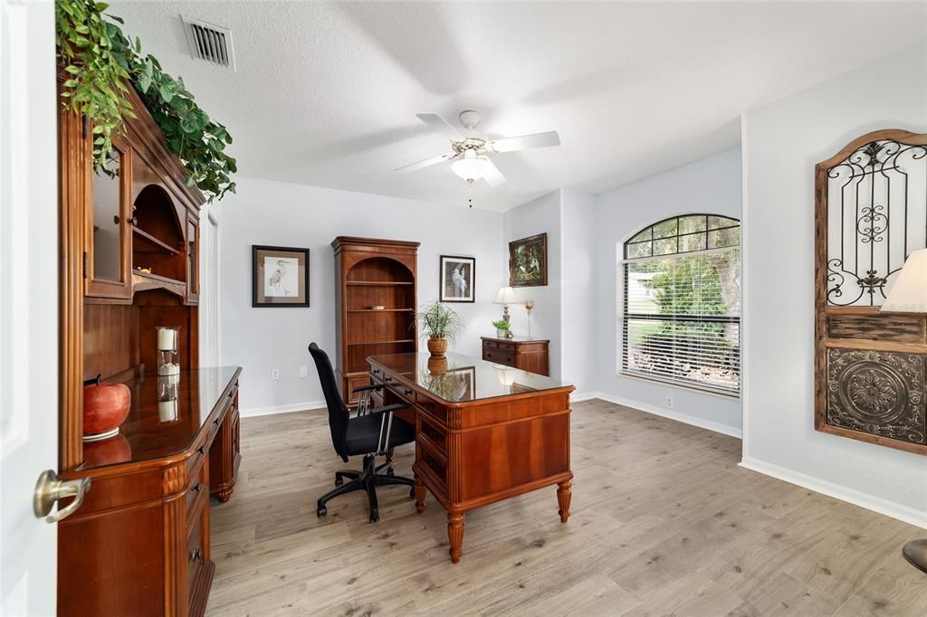 合同活跃: $392,000 (3 贝兹, 2 浴室, 1875 平方英尺)