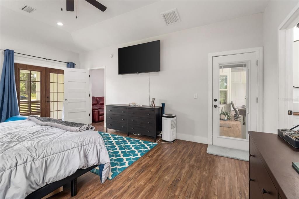 For Sale: $569,900 (4 beds, 2 baths, 2721 Square Feet)