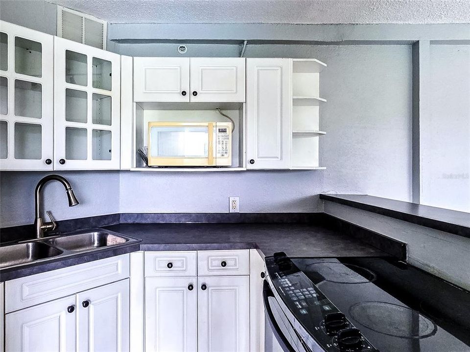 For Sale: $74,900 (1 beds, 1 baths, 708 Square Feet)