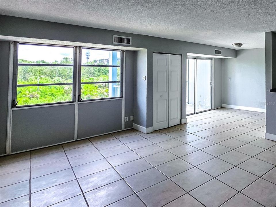 For Sale: $74,900 (1 beds, 1 baths, 708 Square Feet)